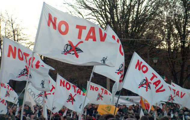 Una bandiera "No Tav" sventola sulla chiesa di Mercogliano
