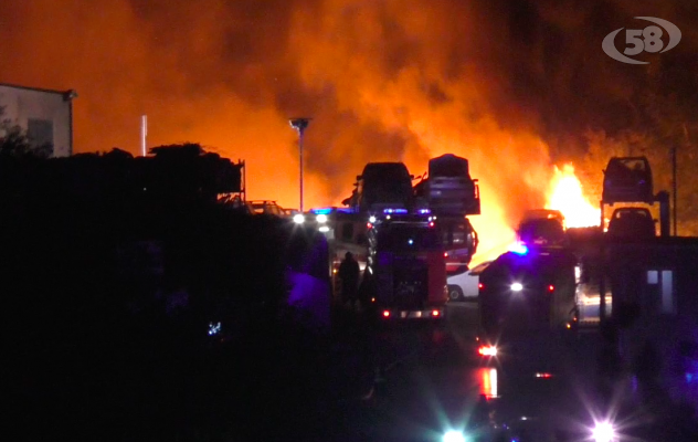 VIDEO/ Incendio al deposito di auto: città avvolta dal fumo