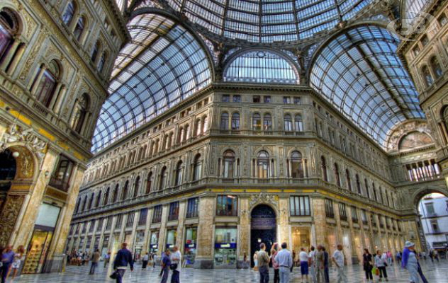 L'intollerabile degrado della Galleria Umberto di Napoli: c'è la raccolta firme
