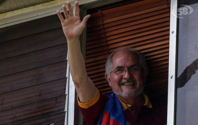 Ledezma torna a casa: scarcerato il leader dell'opposizione a Maduro