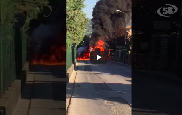 Camion prende fuoco: ci sono le case, paura tra i residenti/VIDEO