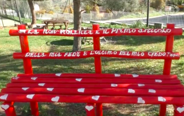 Continuano le iniziative contro la violenza di genere: "Panchina Rossa" anche a Villamaina /VIDEO
