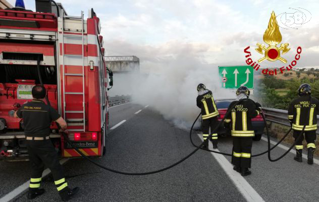 Auto in fiamme sull'A16: paura per una famiglia di Grotta