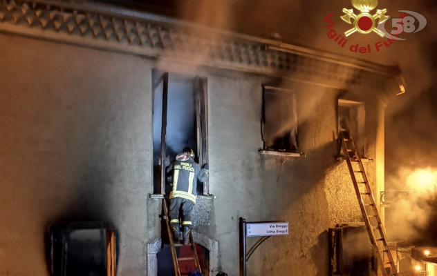 Casa in fiamme a Greci, anziana trova rifugio sul balcone