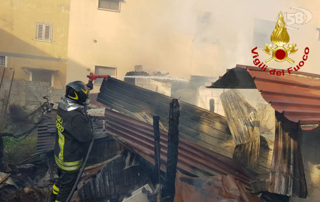 Deposito distrutto dalle fiamme: 4 ore per spegnere l'incendio
