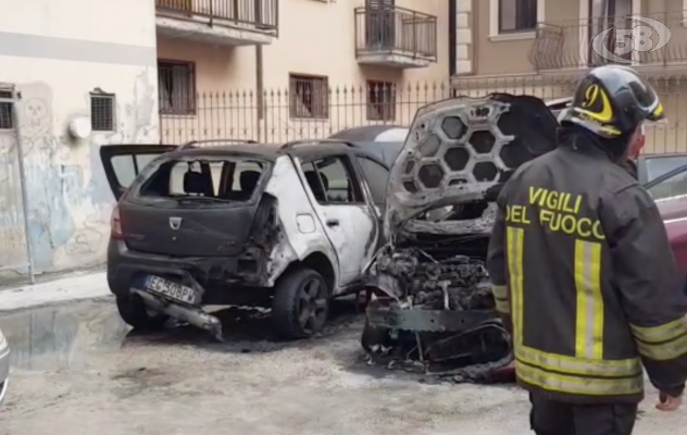 Panico in centro ad Avellino: forte esplosione, due auto in fiamme