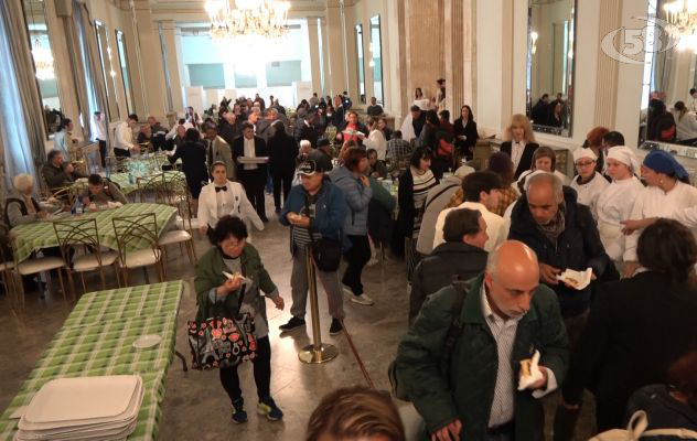 Napoli abbraccia ancora una volta i meno fortunati: al San Carlo pranzo per i senzatetto
