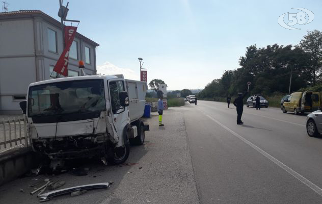Incidente sulla Manna-Tre Torri: scontro tra auto e camion rifiuti