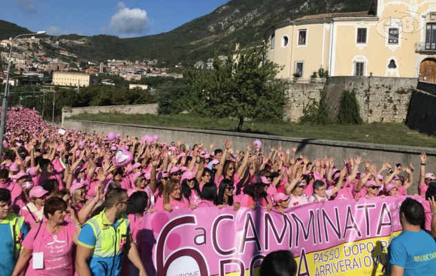 Un oceano rosa contro il cancro: migliaia in marcia per la prevenzione