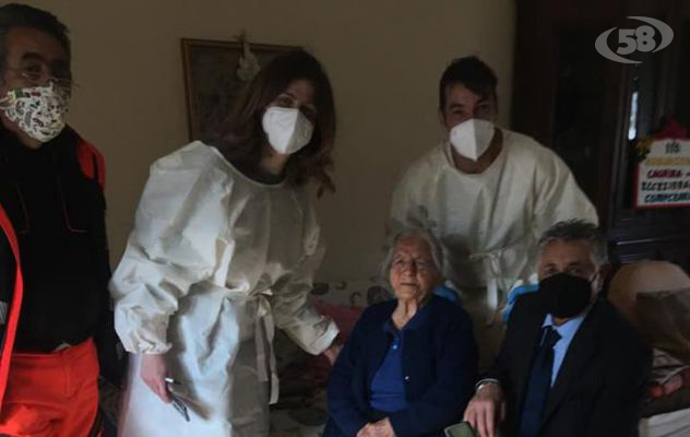 Sturno, vaccinata a 110 anni: prima dose per nonna Laurina