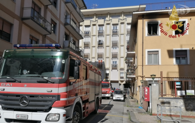 Appartamento in fiamme, donna di 78 anni perde i sensi: salvata dai Vigili del Fuoco