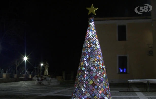 A Castel Baronia si accende l’albero di Natale all’uncinetto /VIDEO