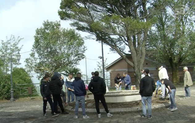 Studenti del De Gruttola piantano piante officinali nella villa di Greci