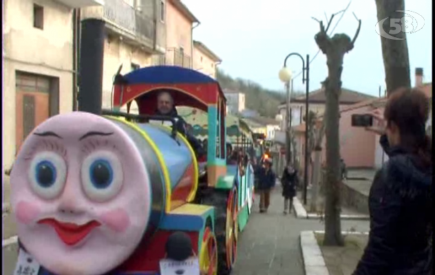 Tricolle e dintorni, festa grande per il Carnevale: sfilata di carri a Savignano/VIDEO