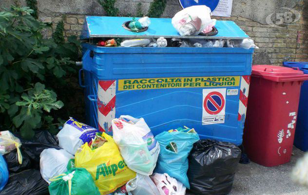 Lioni, rifiuti abbandonati in strada: sanzioni e controlli della Polizia municipale anche con telecamere