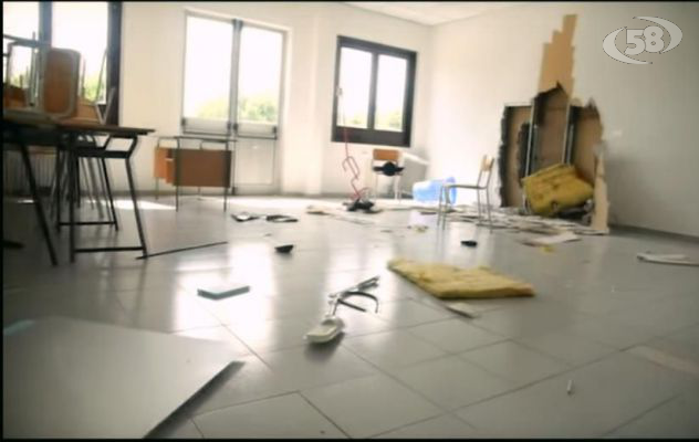 Avellino, raid vandalico all'istituto professionale. Filmati al vaglio degli inquirenti