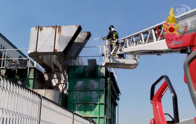 Solofra, in fiamme silos di una conceria