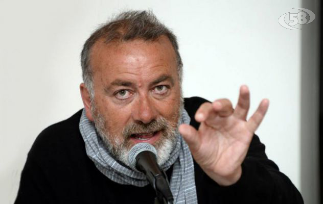 Migranti, da Franco Arminio appello ai sindaci dell'Appennino: "Accoglieteli, siate coraggiosi"