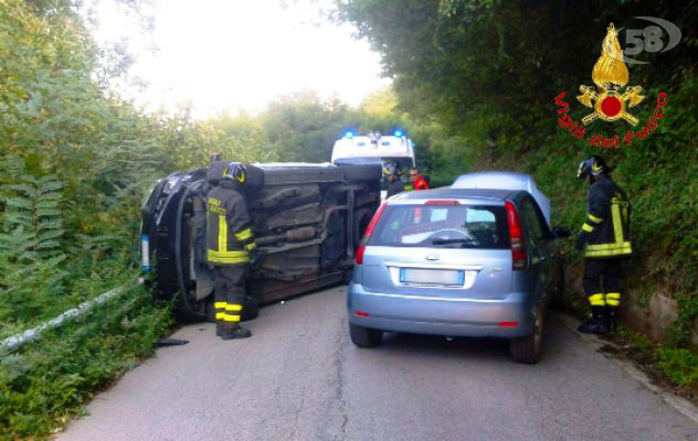 Scontro tra due auto, disabile rimane incastrata tra le lamiere
