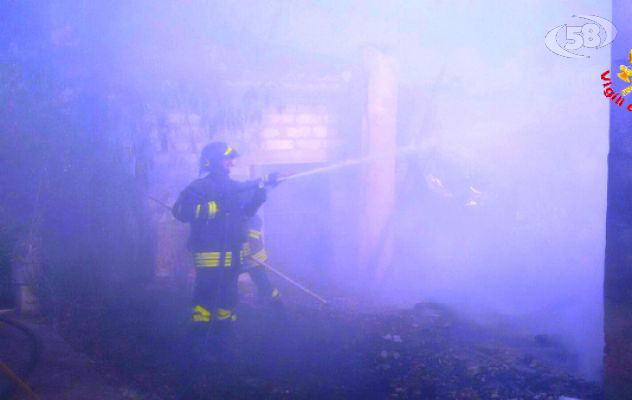 Ariano, a fuoco capannone agricolo 