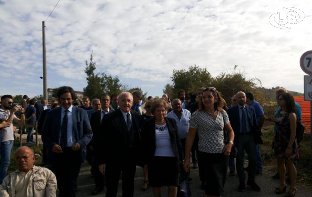 Dai ''No Triv'' fischi per De Luca. Famiglietti: ''Protesta strumentale''. Gambacorta e Cobino: giorno importante