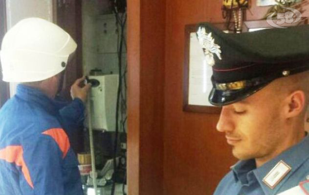 Allacciano la corrente alla rete pubblica, coppia denunciata per furto