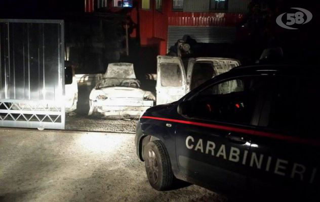 Parcheggio di un mobilificio in fiamme: 4 auto distrutte