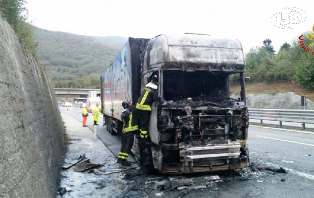 Mercogliano, tir in fiamme all'uscita Avellino Ovest