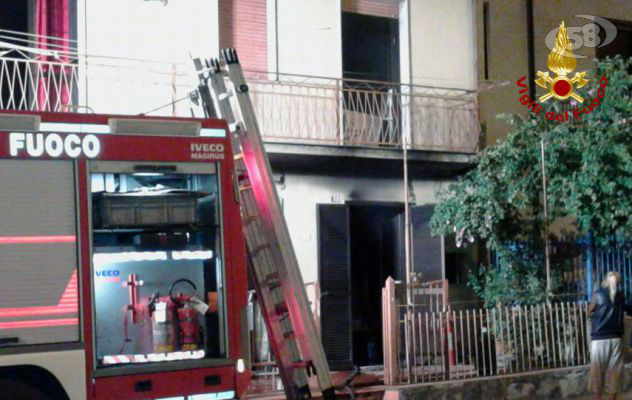 Grottaminarda, abitazione in fiamme nella notte: famiglia in salvo