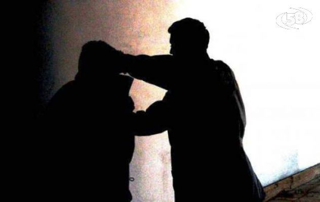 Lite tra vicini, 38enne colpito con un martello