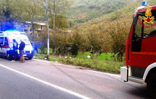 Finisce contro un palo poi si ribalta, 42enne in ospedale