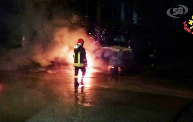 Solofra, auto in transito va a fuoco