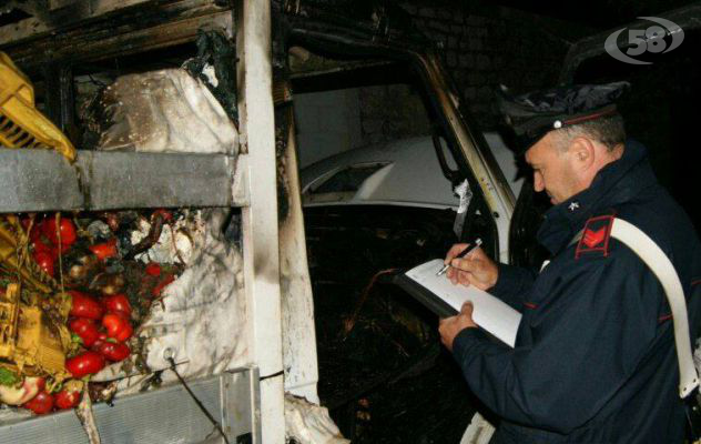 Autocarro in fiamme a Mirabella, indagini in corso