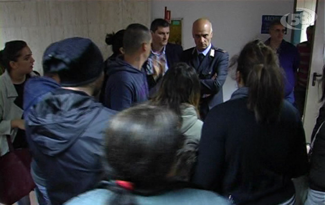 Abusivi, irruzione in Comune/VIDEO: il sindaco li riceve. Ma sugli sgomberi si va avanti