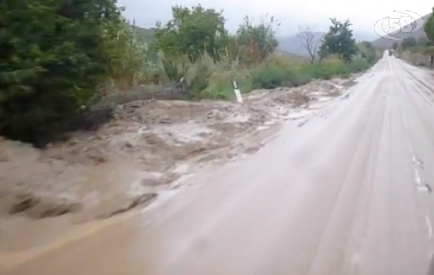 Maltempo, disagi sulla Statale 90. Sopralluogo a Greci. Martino: ''Rimuovere la frana''