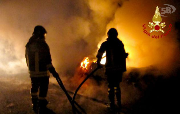 Due auto in fiamme in centro della città
