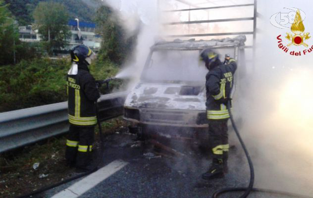 Brucia furgone sul raccordo Avellino-Salerno, salvo il conducente
