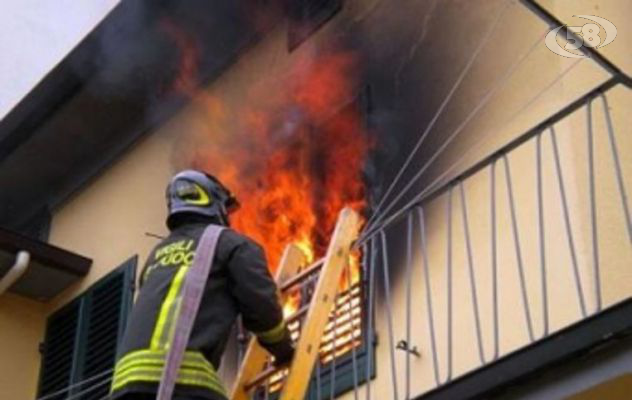 Sigaretta cade sul divano, la casa va a fuoco: 56enne ustionato