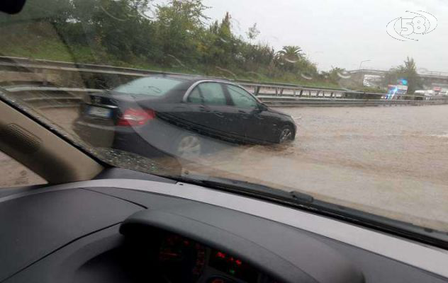 Maltempo, chiuso per allagamento il raccordo Avellino-Salerno