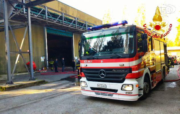Cumuli di rifiuti a fuoco nello Stir di Pianodardine, intervengono i Caschi Rossi