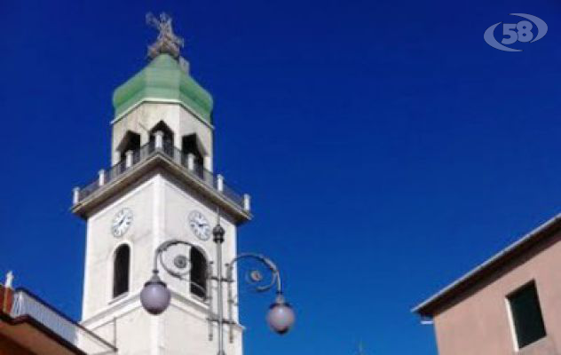 Il Comune vieta gli altoparlanti, Il prete ''spegne'' le campane: è guerra a Sant'Angelo all'Esca tra sindaco e parroco