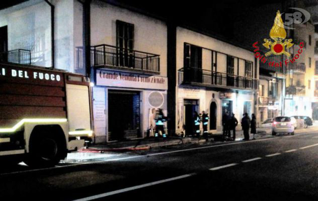 Torrette di Mercogliano, esercizio commerciale in fiamme