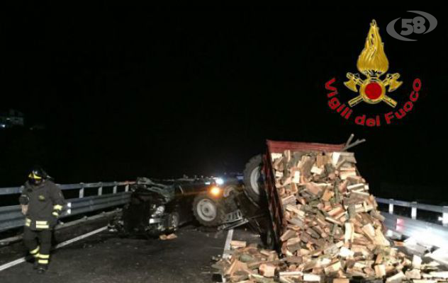 Auto contro trattore, impatto violento e mezzi ribaltati: conducente resta incastrato 