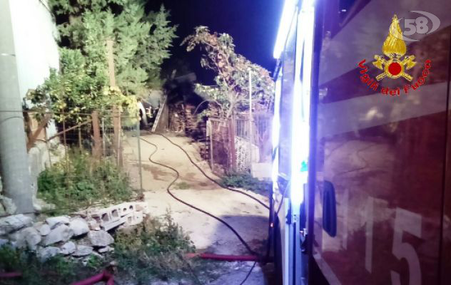 Calabritto, in fiamme deposito agricolo. Morti polli e conigli