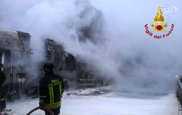 Vallata, a fuoco camion che trasportava olio: salvo il conducente