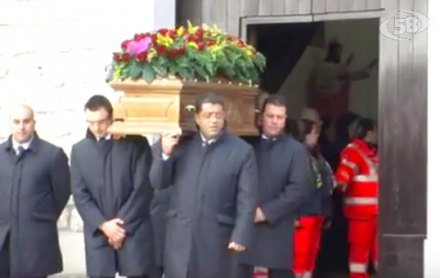 Frigento piange Michele e Maria. Il parroco ai funerali: ''Siamo qui per pregare e non per giudicare''