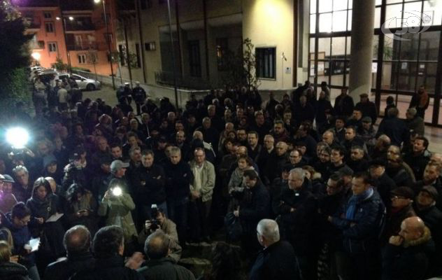 Comune di Avellino: ''Dimissioni subito''. La piazza tenta la spallata. Fumata nera al vertice Pd