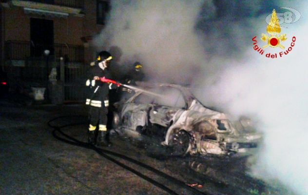 Bruciano quattro auto nella notte, paura a Mugnano del Cardinale 