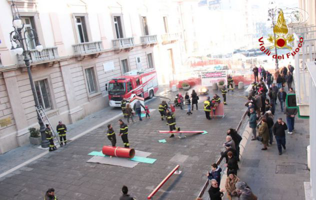 ''Pompiere per un giorno'', centinaia di bambini alla manifestazione dei Vigili del Fuoco/VIDEO