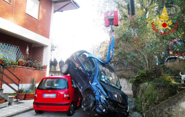 Sbanda e finisce su un'auto parcheggiata, paura a Manocalzati